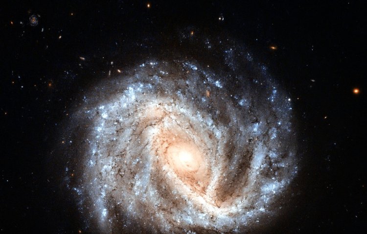 हबल टेलीस्कोप द्वारा लिया गया गैलक्सी NGC 2441 आकाशगंगा  का चित्र।  Hubble telescope image of spiral galaxy NGC-2441